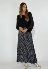 Pollera larga con estampado de cebra en tonos grises y negros.