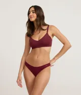 Kit de dos bombachas tipo bikini hilo, una blanca y una bordó, confeccionadas en microfibra. Tienen un calce cavado, laterales finos y sin costuras visibles. La parte de atrás tiene una cobertura reducida.