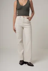 Jean de denim negro, tiro alto y corte recto, con costuras verticales decorativas en el frente.