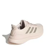 Championes de running Adidas modelo Ultrarun 5 W, color rosado con detalles en tono metalizado. Presentan malla transpirable, cierre con cordones y suela con tecnología de amortiguación.