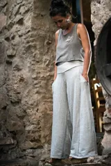 Pantalón palazzo gris melange de rústico de algodón, con tiro alto, bolsillos laterales, elástico en la espalda y faja ancha en la cintura.