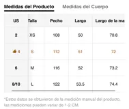 Chaqueta corta de color marrón chocolate, con diseño de doble botonadura, solapas amplias y charreteras en los hombros. Presenta mangas largas con puños ajustables mediante trabillas y bolsillos laterales integrados.