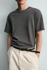 Camiseta de corte relaxed fit, confeccionada en mezcla de algodón y lino, con cuello redondo y mangas cortas.