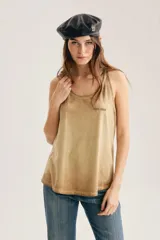 Musculosa de algodón jaspeado color tostado, con breteles anchos, escote redondo y logo de la marca sutilmente estampado al frente.