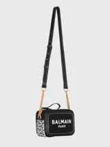 Cartera bandolera Balmain modelo B-Army confeccionada en lona y cuero color negro con estampado geométrico blanco. Tiene correa de cadena dorada y cierre con cremallera.