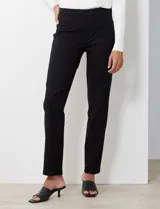 Pantalón color beige de gabardina elastizada, marca Ruby Rd. Delantera con bolsillos simulados y trasera con bolsillos aplicados. Corte recto.