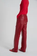 Pantalón de cuero rojo de tiro medio y corte recto.