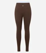 Calza deportiva larga color marrón chocolate, confeccionada en microfibra acanalada con cintura elastizada en contraste blanco.