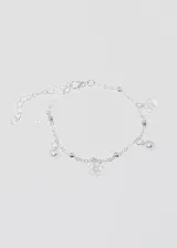 Pulsera plateada con eslabones, dijes de flores caladas y dijes de perlas sintéticas.