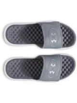 Ojotas Under Armour modelo Ignite Pro 8 de color gris con suela blanca. Cuentan con una correa superior ajustable con velcro y el logo de la marca grabado, plantilla de espuma viscoelástica para mayor comodidad y suela de EVA con tracción.