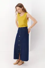 Musculosa color crema de tejido de lino con cuello redondo y sisas anchas.