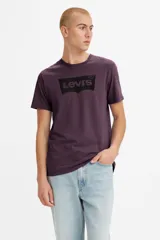 Remera Levi's color borgoña con logo Batwing estampado en el pecho.