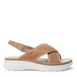 Sandalias de mujer color beige con plataforma blanca. Presentan tiras anchas cruzadas en el empeine, una de ellas de tejido de punto. Cuentan con tira ajustable en el talón.