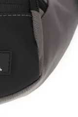 Riñonera negra con múltiples compartimentos con cierre, correa ajustable y parche decorativo con texto en el frente.