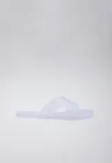 Sandalia chata de goma semi transparente color gris, con doble tira entrelazada sobre el empeine.