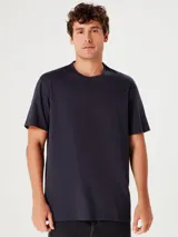 Camiseta marrón de corte recto y mangas cortas.