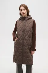 Chaleco largo acolchado color marrón, con diseño de rombos, cierre frontal completo y capucha ajustable con cordones.