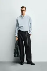 Sudadera de corte regular fit confeccionada en tejido de mezcla de algodón con estructura de piqué y efecto lavado. Presenta cuello redondo, manga larga y acabados en rib en puños y ruedo.