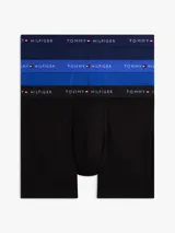 Pack de tres boxers brief Tommy Hilfiger confeccionados en algodón y elastano, con cintura elástica con logo de la marca. Incluye una unidad en azul marino, una en azul eléctrico y una en negro.