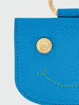 Tarjetero de cuero color azul, modelo Les Épure de Longchamp, con diseño abierto y cierres de botón a presión dorados.