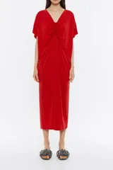 Vestido midi rojo de corte recto, con escote en V pronunciado, manga corta murciélago con cordones en la sisa para ajustar y fruncido frontal con cordones de tejido.