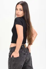 Remera crop gris oscura con estampa tipográfica al frente y mangas cortas.