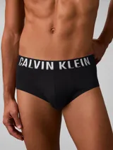 Pack de tres slips Calvin Klein de color negro, confeccionados en mezcla de algodón y elastano, con cintura elástica distintiva de la marca con logotipos en color gris, blanco y azul.