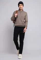 Pantalón negro de corte recto, estilo jeans de cinco bolsillos, confeccionado en algodón y elastano.