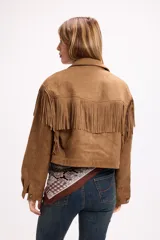 Chaqueta de efecto gamuza en color marrón, con diseño de flecos en la parte frontal y trasera, cuello clásico y cierre frontal con botones metálicos a presión.