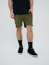 Bermuda deportiva Umbro modelo Terrace, color verde militar con inserciones laterales en contraste negro, confeccionada en tejido de algodón cómodo y ligero.