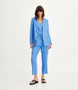 Pantalón fluido celeste de corte recto, confeccionado en mezcla de viscosa y lino. Posee cintura elástica con cordón de ajuste y bolsillos laterales.