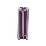Billetera Extra Large tipo fichero de diseño texturizado con efecto tejido de rafia natural, detalles en eco-cuero color lila en los bordes y placa frontal con logo de la marca.