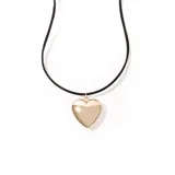 Gargantilla de gamuza negra con dije dorado en forma de corazón.