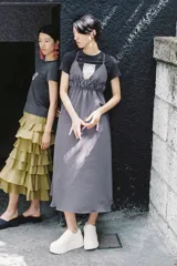 Zapatillas blancas tipo bamba con plataforma de 7 cm, cierre con cordones y punta redonda.