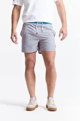 Short de baño estampado con cintura elástica, cordón ajustable, dos bolsillos laterales y uno trasero.