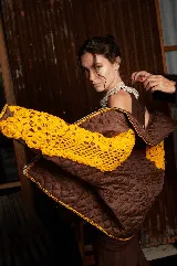 Top de tul doble elastizado color marrón, con diseño ajustado al cuerpo, escote halter y detalle de frunces frontales.