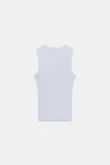 Top musculosa de punto acanalado color blanco, con cuello redondo.