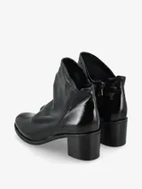 Botín de cuero acharolado negro con taco bloque y punta fina.