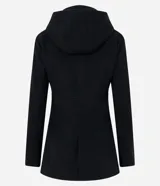 Saco largo de polivelour color negro, con cuello alto, capucha y cierre frontal de cremallera y botones. Presenta bolsillos laterales con cierre y forro interno.