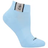 Calcetín deportivo corto color celeste, con detalle de franja gris en el puño que incluye el logo bordado del perro característico de la marca.