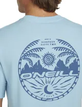 Remera O'Neill de manga corta y cuello redondo, color celeste, con un pequeño logo estampado en el pecho y diseño gráfico en la espalda.