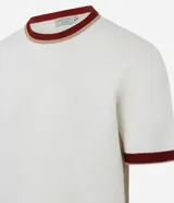 Remera regular de algodón blanca con cuello redondo y mangas cortas con ribete rojo.