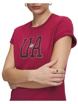 Remera Under Armour de manga corta y cuello redondo, color fucsia, con gran logotipo estampado en el pecho con diseño universitario y el emblema de la marca en el centro.
