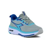 Championes deportivos Diadora modelo Moon, diseñados para mujer. Presentan una capellada de malla tejida en tonos grises, con detalles y refuerzos en azul claro y azul oscuro. La entresuela es gruesa, combinando blanco y azul claro, y la suela exterior es de goma con detalles en azul.