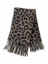 Bufanda con estampado animal print tipo leopardo en tonos marrón y negro, terminada con flecos en los extremos.