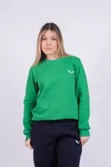 Buzo negro de algodón de corte clásico con cuello redondo y mangas largas. Tiene un pequeño logo bordado en el pecho.