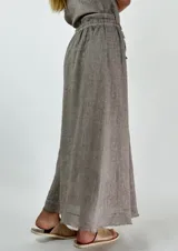 Pollera larga color beige de lino con elástico en la cintura.