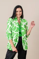 Blazer italiano estampado en tonos verde agua y blanco, de corte suelto, con solapa entera, bolsillos con tapa y mangas 3/4 fruncidas.
