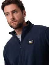 Campera polar de microfleece color azul marino, con cierre frontal completo, cuello alto con protector de mentón y bolsillos laterales. Presenta el logo de la marca bordado en un parche en el pecho.