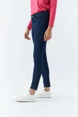 Pantalón de jean negro, corte skinny, tiro medio, con logo bordado y pasacinto.